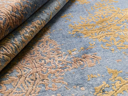 Handgeknüpfter Damask Orientteppich von Khademi aus Wolle mit Viskose, blau, khaki. Modernes Vintage-Design. Von Hand geknüpft in Indien. Größe: 202x144cm. Teppichnummer: KB4-1621. Verkauf durch Jupiter Intl.