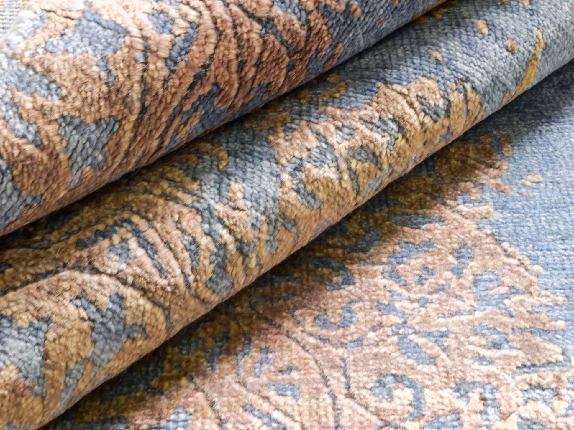 Handgeknüpfter Damask Orientteppich von Khademi aus Wolle mit Viskose, blau, khaki. Modernes Vintage-Design. Von Hand geknüpft in Indien. Größe: 202x144cm. Teppichnummer: KB4-1621. Verkauf durch Jupiter Intl.