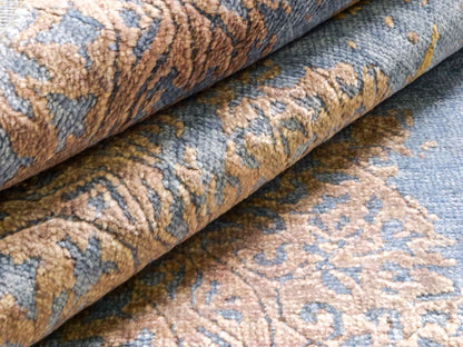 Handgeknüpfter Damask Orientteppich von Khademi aus Wolle mit Viskose, blau, khaki. Modernes Vintage-Design. Von Hand geknüpft in Indien. Größe: 202x144cm. Teppichnummer: KB4-1621. Verkauf durch Jupiter Intl.