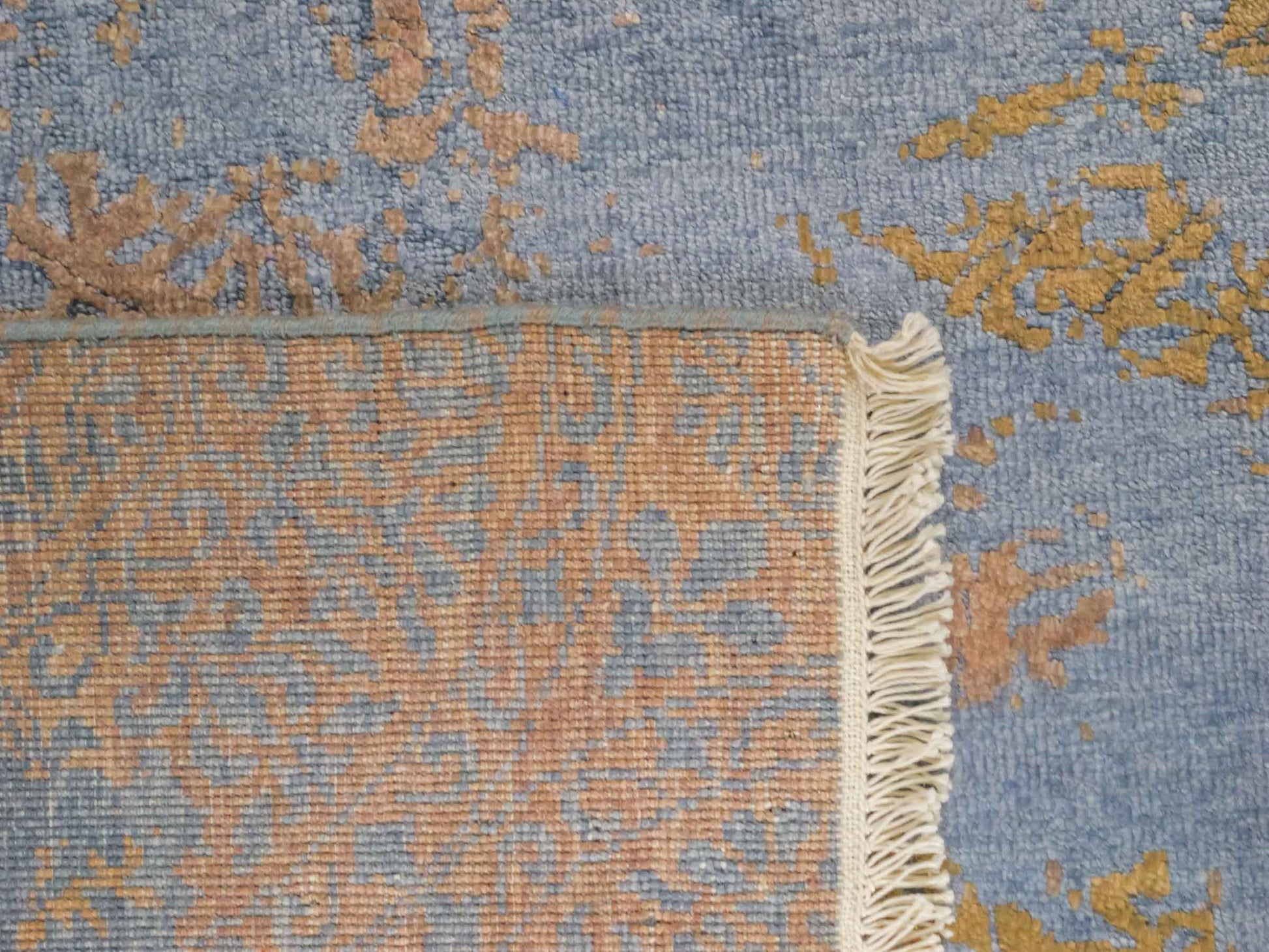 Handgeknüpfter Damask Orientteppich von Khademi aus Wolle mit Viskose, blau, khaki. Modernes Vintage-Design. Von Hand geknüpft in Indien. Größe: 202x144cm. Teppichnummer: KB4-1621. Verkauf durch Jupiter Intl.