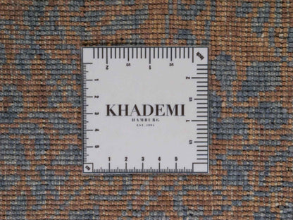 Handgeknüpfter Damask Orientteppich von Khademi aus Wolle mit Viskose, blau, khaki. Modernes Vintage-Design. Von Hand geknüpft in Indien. Größe: 202x144cm. Teppichnummer: KB4-1621. Verkauf durch Jupiter Intl.