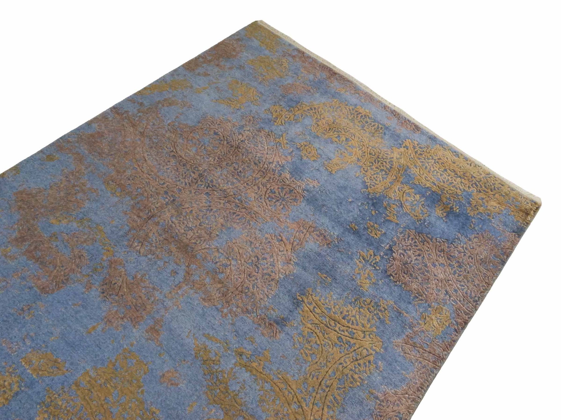 Handgeknüpfter Damask Orientteppich von Khademi aus Wolle mit Viskose, blau, khaki. Modernes Vintage-Design. Von Hand geknüpft in Indien. Größe: 202x144cm. Teppichnummer: KB4-1621. Verkauf durch Jupiter Intl.