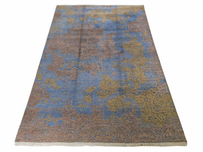 Handgeknüpfter Damask Orientteppich von Khademi aus Wolle mit Viskose, blau, khaki. Modernes Vintage-Design. Von Hand geknüpft in Indien. Größe: 202x144cm. Teppichnummer: KB4-1621. Verkauf durch Jupiter Intl.