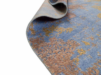 Handgeknüpfter Damask Orientteppich von Khademi aus Wolle mit Viskose, blau, khaki. Modernes Vintage-Design. Von Hand geknüpft in Indien. Größe: 202x144cm. Teppichnummer: KB4-1621. Verkauf durch Jupiter Intl.