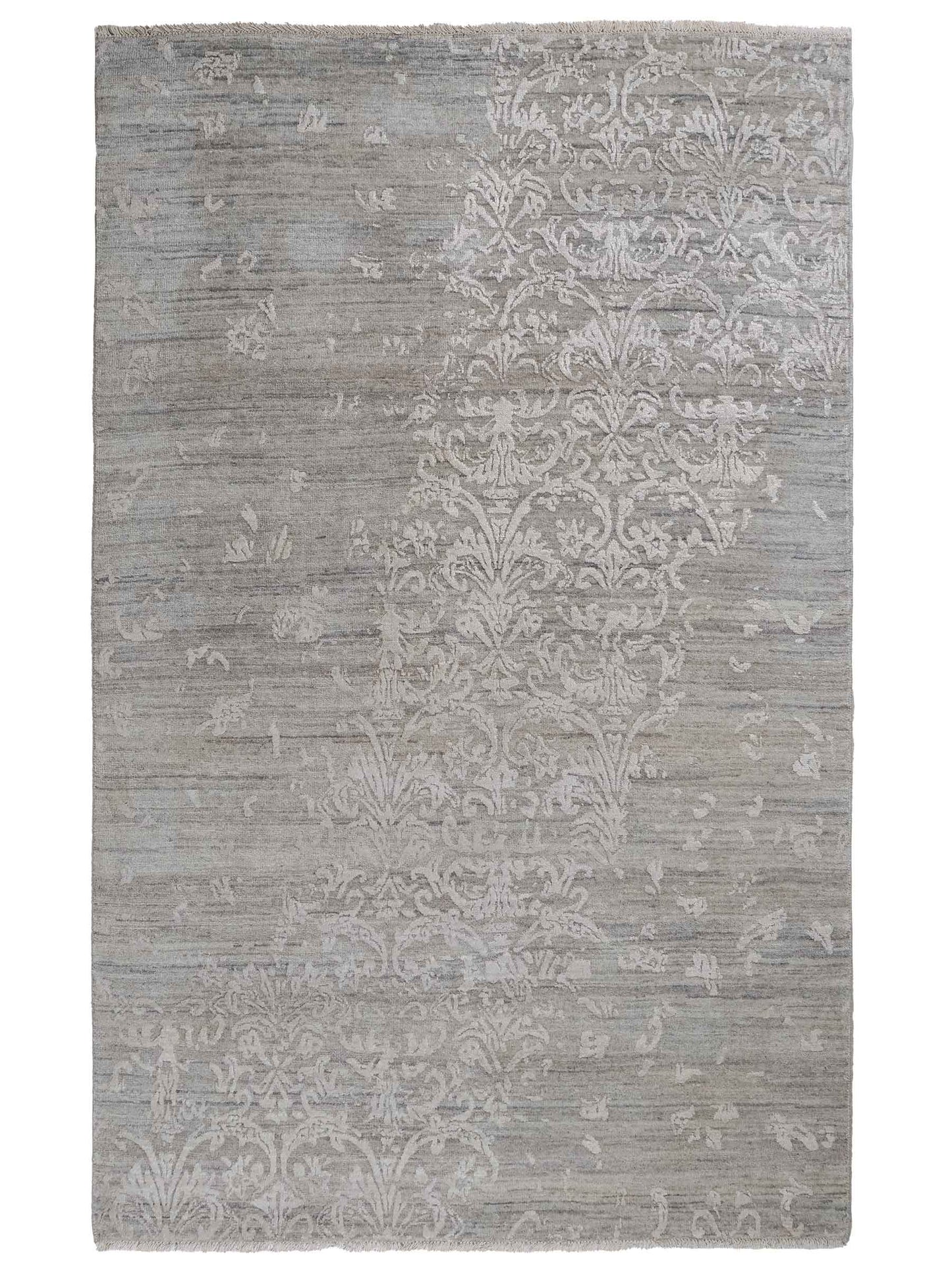 Handgeknüpfter Damask Orientteppich von Khademi aus Wolle mit Viskose, grau, blaugrau. Modernes Vintage-Design. Von Hand geknüpft in Indien. Größe: 203x145cm. Teppichnummer: KB4-1701. Verkauf durch Jupiter Intl.