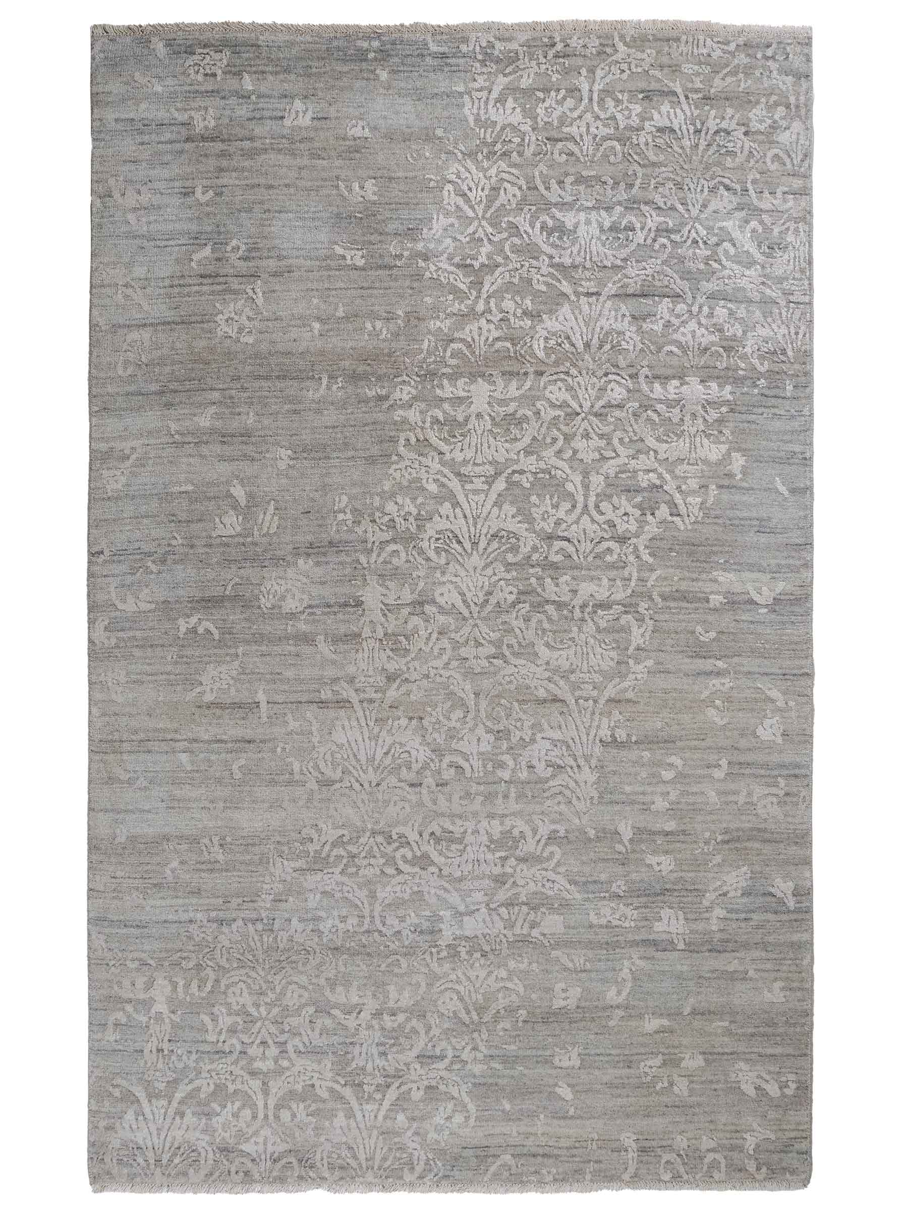 Handgeknüpfter Damask Orientteppich von Khademi aus Wolle mit Viskose, grau, blaugrau. Modernes Vintage-Design. Von Hand geknüpft in Indien. Größe: 203x145cm. Teppichnummer: KB4-1701. Verkauf durch Jupiter Intl.