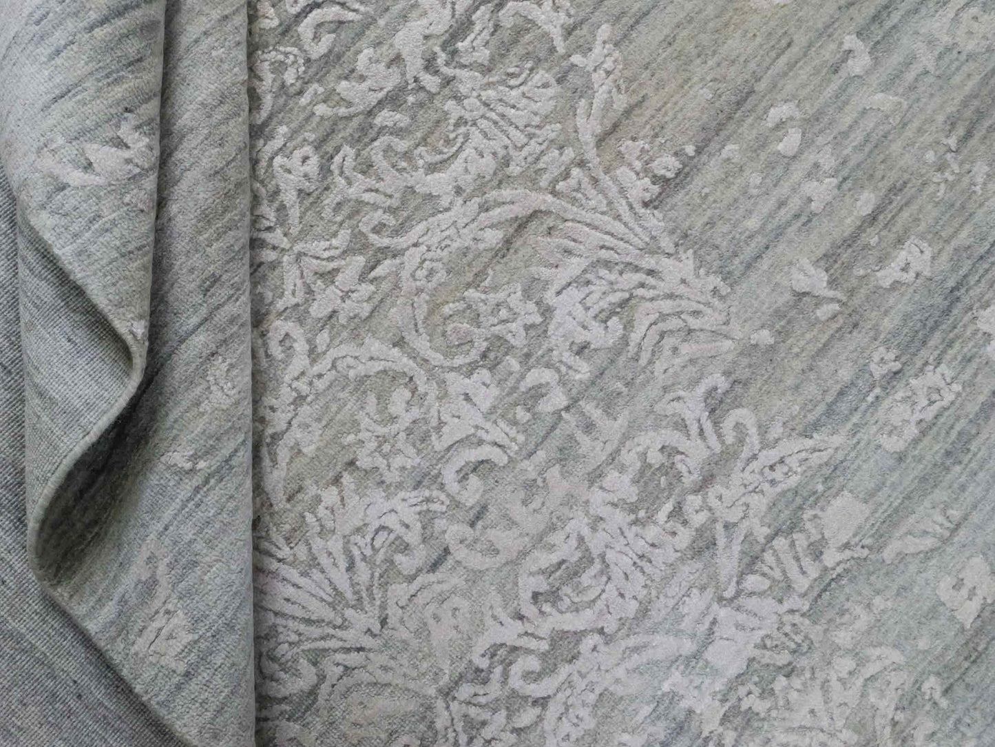 Handgeknüpfter Damask Orientteppich von Khademi aus Wolle mit Viskose, grau, blaugrau. Modernes Vintage-Design. Von Hand geknüpft in Indien. Größe: 203x145cm. Teppichnummer: KB4-1701. Verkauf durch Jupiter Intl.