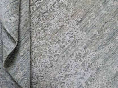 Handgeknüpfter Damask Orientteppich von Khademi aus Wolle mit Viskose, grau, blaugrau. Modernes Vintage-Design. Von Hand geknüpft in Indien. Größe: 203x145cm. Teppichnummer: KB4-1701. Verkauf durch Jupiter Intl.