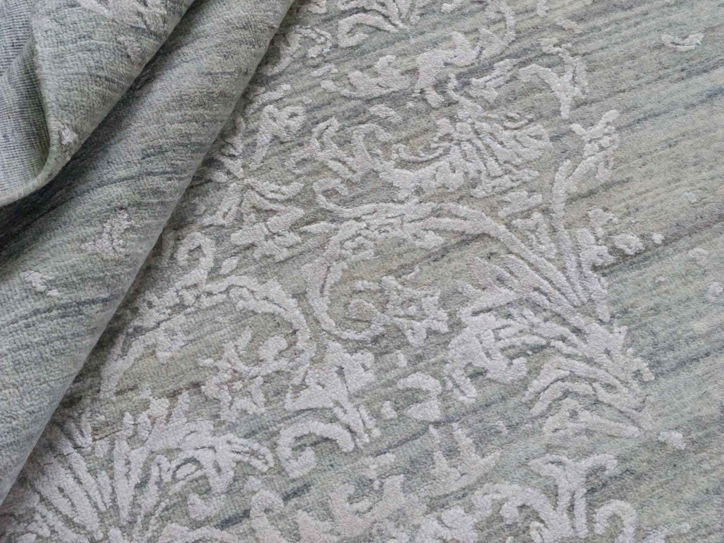 Handgeknüpfter Damask Orientteppich von Khademi aus Wolle mit Viskose, grau, blaugrau. Modernes Vintage-Design. Von Hand geknüpft in Indien. Größe: 203x145cm. Teppichnummer: KB4-1701. Verkauf durch Jupiter Intl.