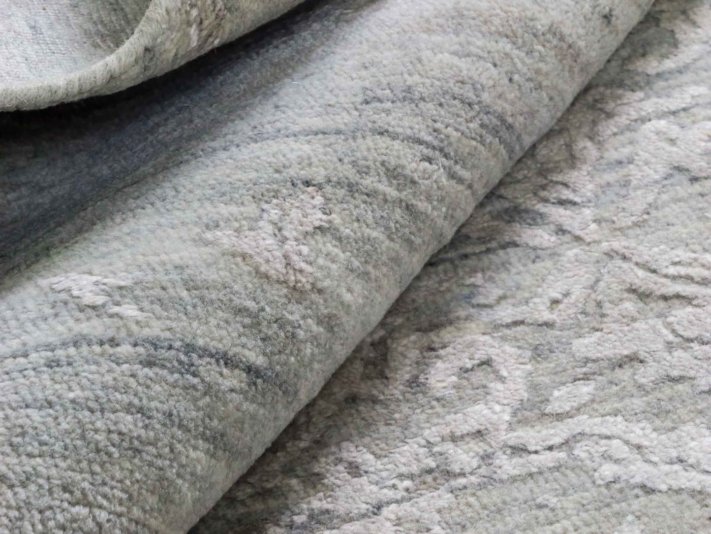 Handgeknüpfter Damask Orientteppich von Khademi aus Wolle mit Viskose, grau, blaugrau. Modernes Vintage-Design. Von Hand geknüpft in Indien. Größe: 203x145cm. Teppichnummer: KB4-1701. Verkauf durch Jupiter Intl.