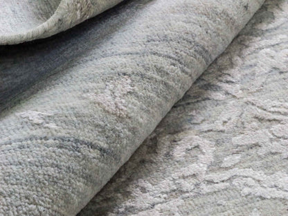 Handgeknüpfter Damask Orientteppich von Khademi aus Wolle mit Viskose, grau, blaugrau. Modernes Vintage-Design. Von Hand geknüpft in Indien. Größe: 203x145cm. Teppichnummer: KB4-1701. Verkauf durch Jupiter Intl.