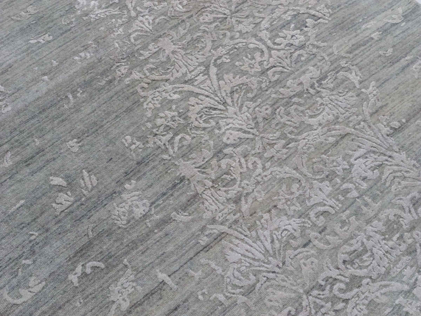 Handgeknüpfter Damask Orientteppich von Khademi aus Wolle mit Viskose, grau, blaugrau. Modernes Vintage-Design. Von Hand geknüpft in Indien. Größe: 203x145cm. Teppichnummer: KB4-1701. Verkauf durch Jupiter Intl.