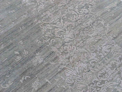 Handgeknüpfter Damask Orientteppich von Khademi aus Wolle mit Viskose, grau, blaugrau. Modernes Vintage-Design. Von Hand geknüpft in Indien. Größe: 203x145cm. Teppichnummer: KB4-1701. Verkauf durch Jupiter Intl.