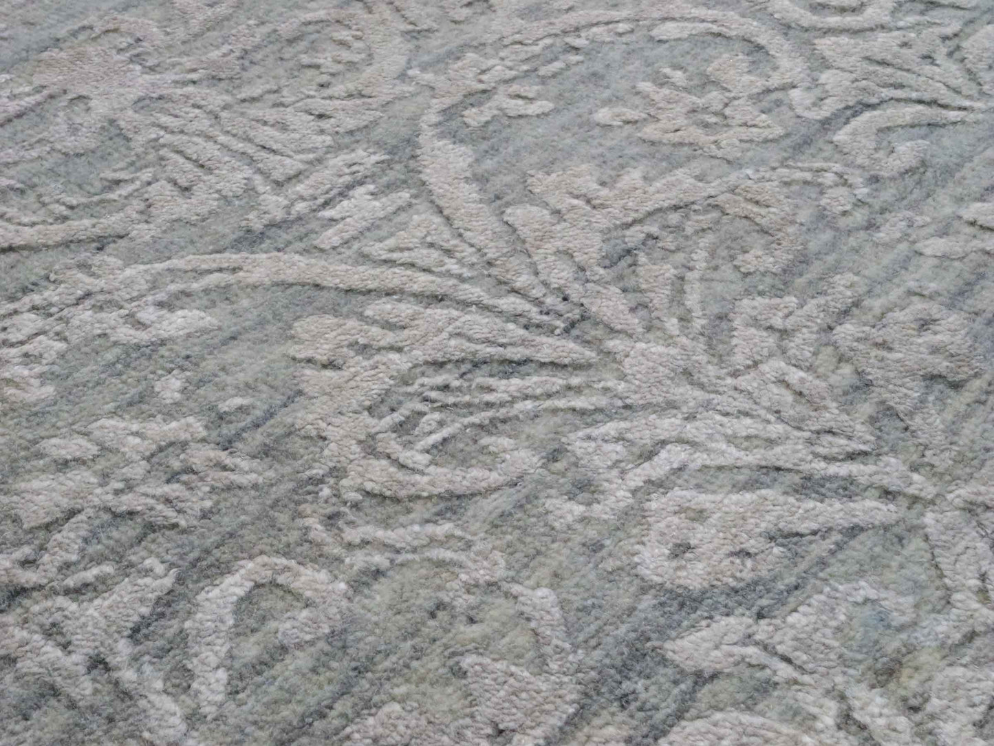 Handgeknüpfter Damask Orientteppich von Khademi aus Wolle mit Viskose, grau, blaugrau. Modernes Vintage-Design. Von Hand geknüpft in Indien. Größe: 203x145cm. Teppichnummer: KB4-1701. Verkauf durch Jupiter Intl.