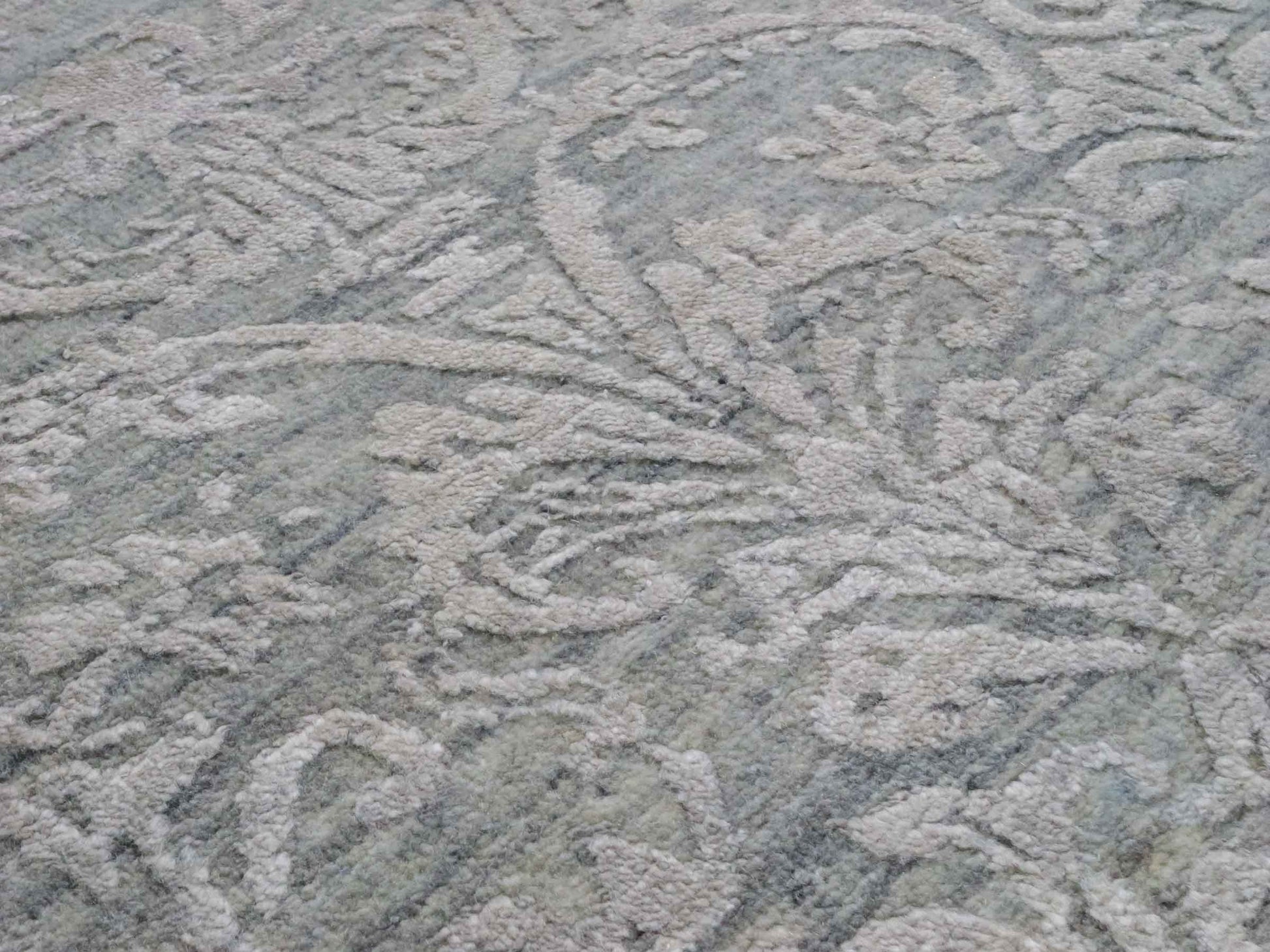 Handgeknüpfter Damask Orientteppich von Khademi aus Wolle mit Viskose, grau, blaugrau. Modernes Vintage-Design. Von Hand geknüpft in Indien. Größe: 203x145cm. Teppichnummer: KB4-1701. Verkauf durch Jupiter Intl.