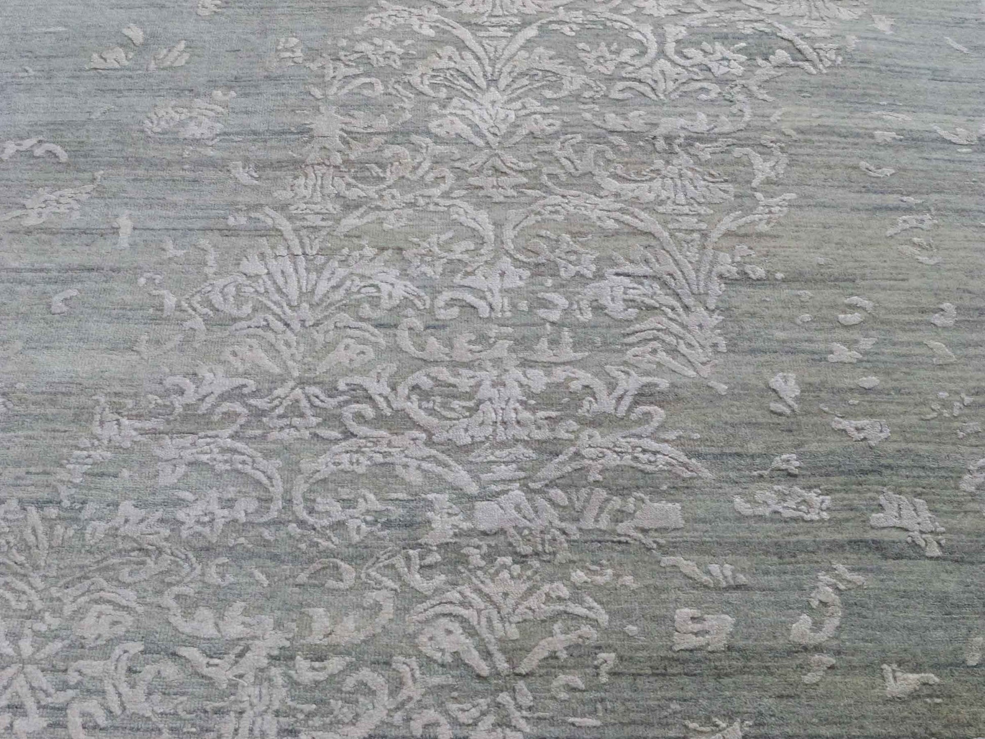 Handgeknüpfter Damask Orientteppich von Khademi aus Wolle mit Viskose, grau, blaugrau. Modernes Vintage-Design. Von Hand geknüpft in Indien. Größe: 203x145cm. Teppichnummer: KB4-1701. Verkauf durch Jupiter Intl.