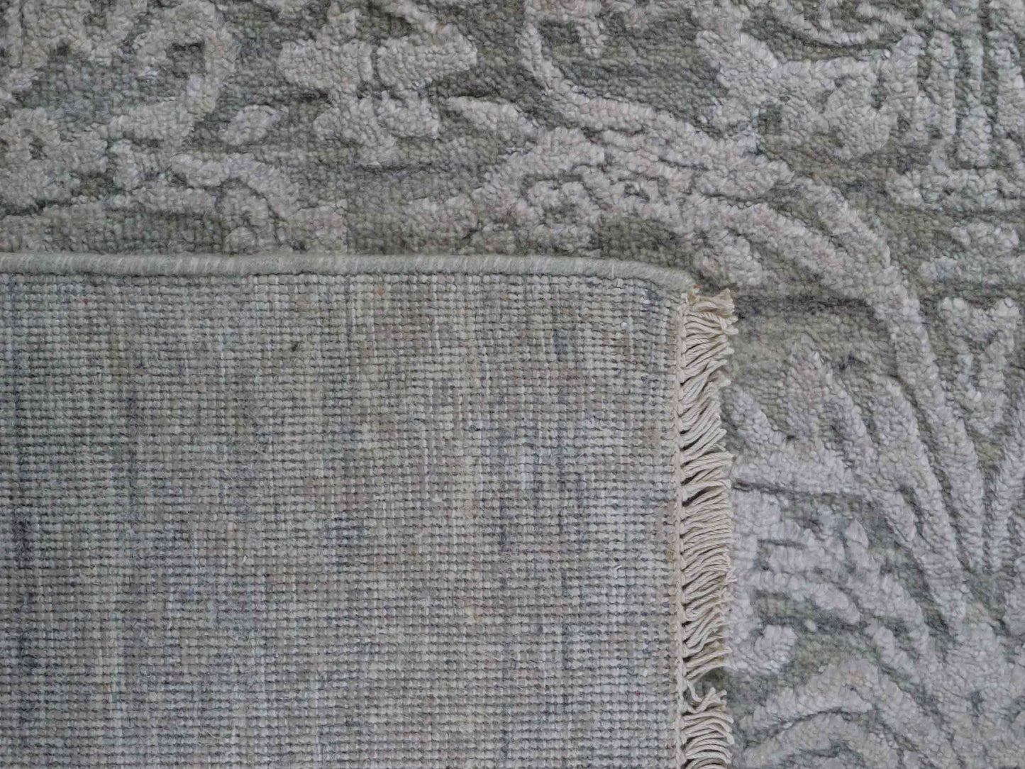 Handgeknüpfter Damask Orientteppich von Khademi aus Wolle mit Viskose, grau, blaugrau. Modernes Vintage-Design. Von Hand geknüpft in Indien. Größe: 203x145cm. Teppichnummer: KB4-1701. Verkauf durch Jupiter Intl.