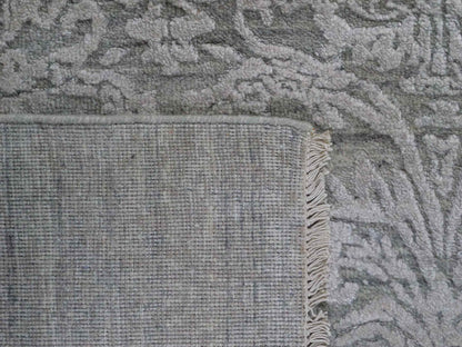 Handgeknüpfter Damask Orientteppich von Khademi aus Wolle mit Viskose, grau, blaugrau. Modernes Vintage-Design. Von Hand geknüpft in Indien. Größe: 203x145cm. Teppichnummer: KB4-1701. Verkauf durch Jupiter Intl.