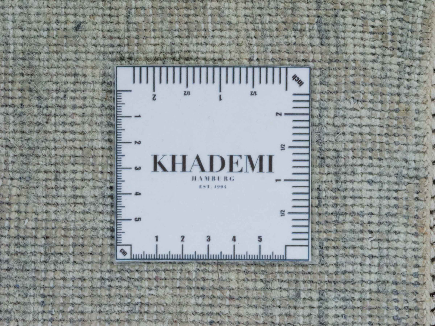 Handgeknüpfter Damask Orientteppich von Khademi aus Wolle mit Viskose, grau, blaugrau. Modernes Vintage-Design. Von Hand geknüpft in Indien. Größe: 203x145cm. Teppichnummer: KB4-1701. Verkauf durch Jupiter Intl.