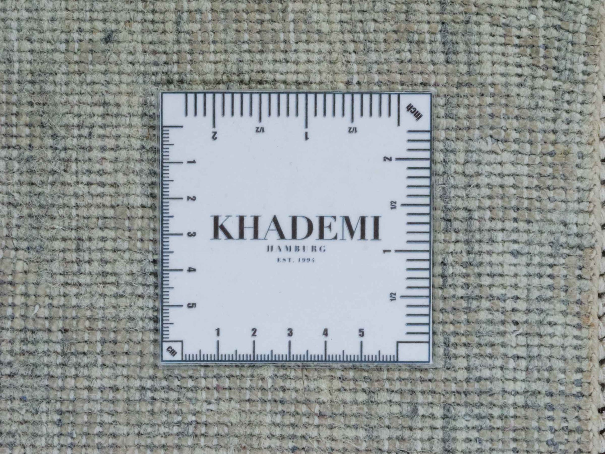 Handgeknüpfter Damask Orientteppich von Khademi aus Wolle mit Viskose, grau, blaugrau. Modernes Vintage-Design. Von Hand geknüpft in Indien. Größe: 203x145cm. Teppichnummer: KB4-1701. Verkauf durch Jupiter Intl.