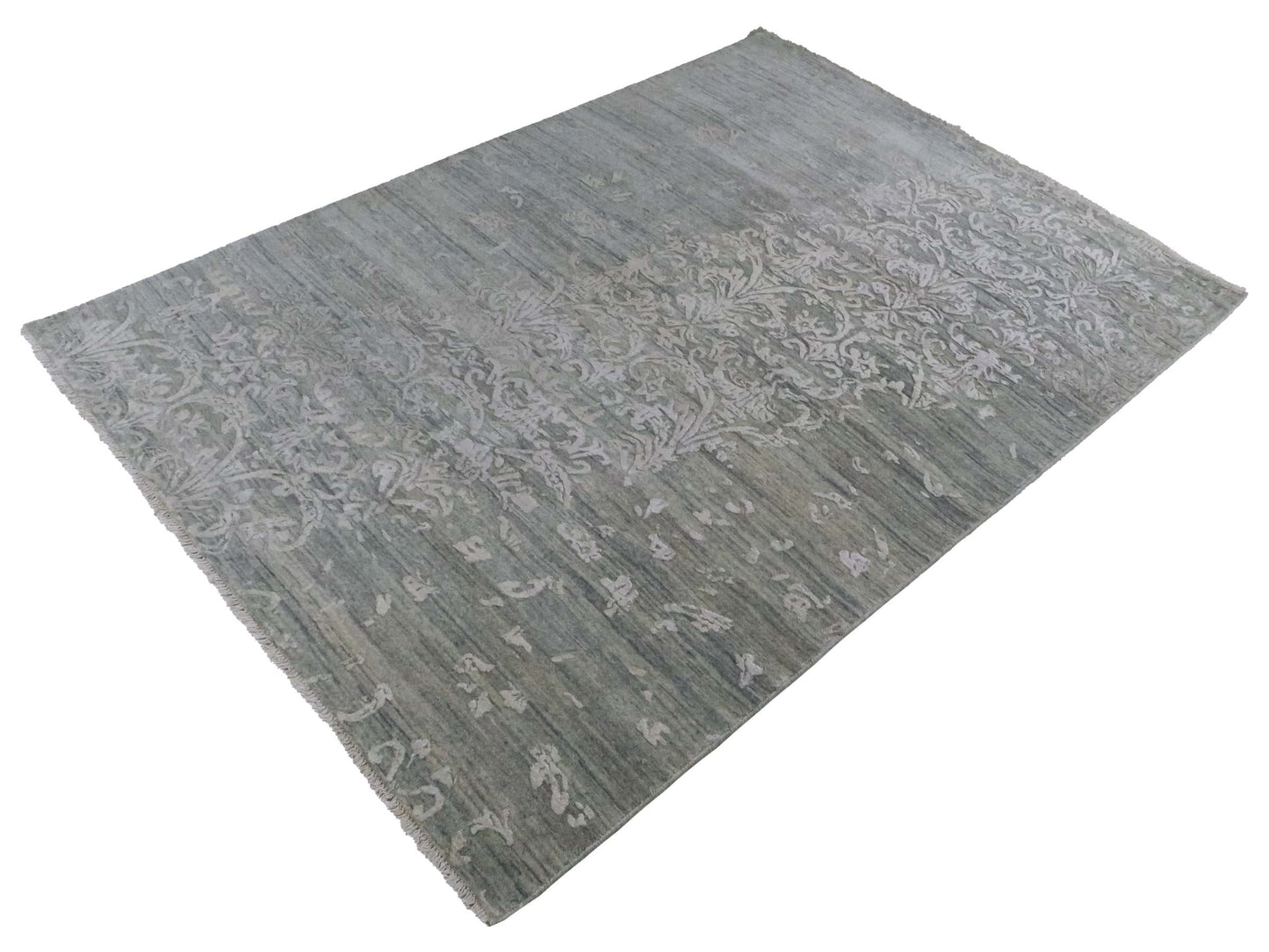 Handgeknüpfter Damask Orientteppich von Khademi aus Wolle mit Viskose, grau, blaugrau. Modernes Vintage-Design. Von Hand geknüpft in Indien. Größe: 203x145cm. Teppichnummer: KB4-1701. Verkauf durch Jupiter Intl.