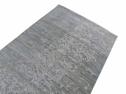 Handgeknüpfter Damask Orientteppich von Khademi aus Wolle mit Viskose, grau, blaugrau. Modernes Vintage-Design. Von Hand geknüpft in Indien. Größe: 203x145cm. Teppichnummer: KB4-1701. Verkauf durch Jupiter Intl.