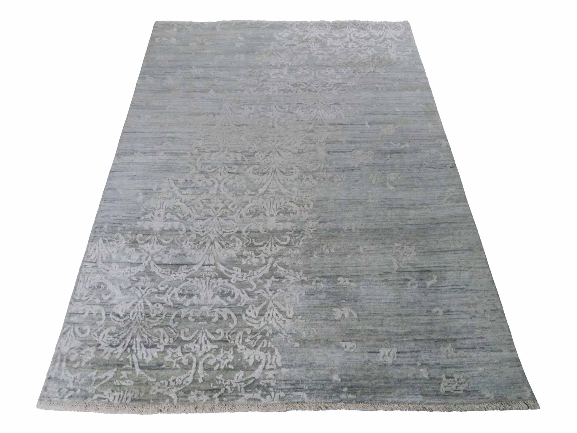 Handgeknüpfter Damask Orientteppich von Khademi aus Wolle mit Viskose, grau, blaugrau. Modernes Vintage-Design. Von Hand geknüpft in Indien. Größe: 203x145cm. Teppichnummer: KB4-1701. Verkauf durch Jupiter Intl.