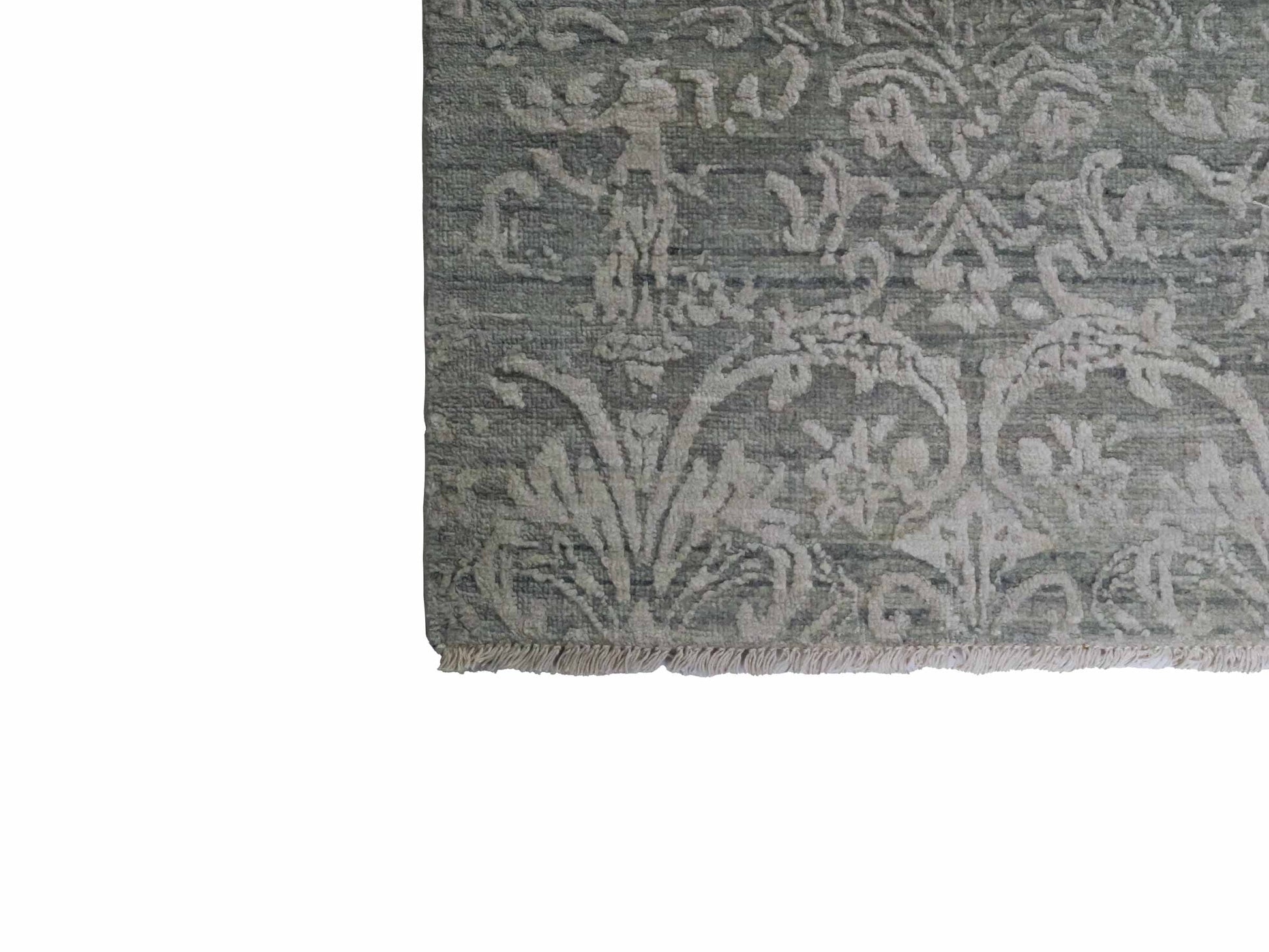 Handgeknüpfter Damask Orientteppich von Khademi aus Wolle mit Viskose, grau, blaugrau. Modernes Vintage-Design. Von Hand geknüpft in Indien. Größe: 203x145cm. Teppichnummer: KB4-1701. Verkauf durch Jupiter Intl.