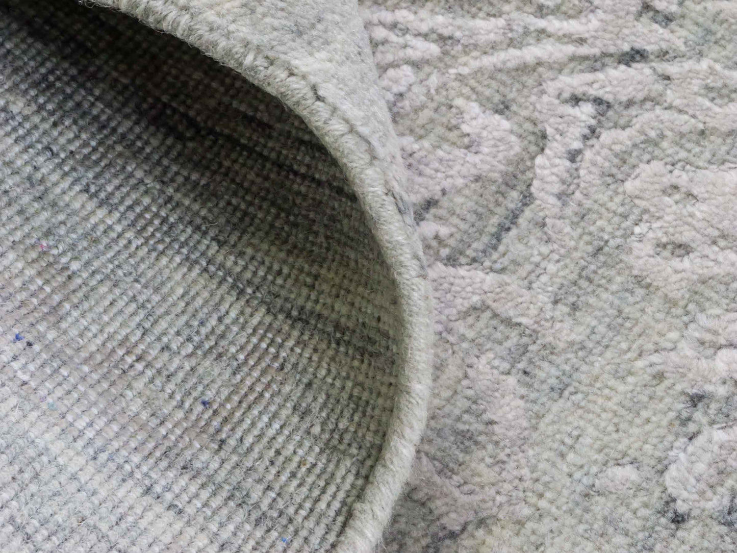 Handgeknüpfter Damask Orientteppich von Khademi aus Wolle mit Viskose, grau, blaugrau. Modernes Vintage-Design. Von Hand geknüpft in Indien. Größe: 203x145cm. Teppichnummer: KB4-1701. Verkauf durch Jupiter Intl.