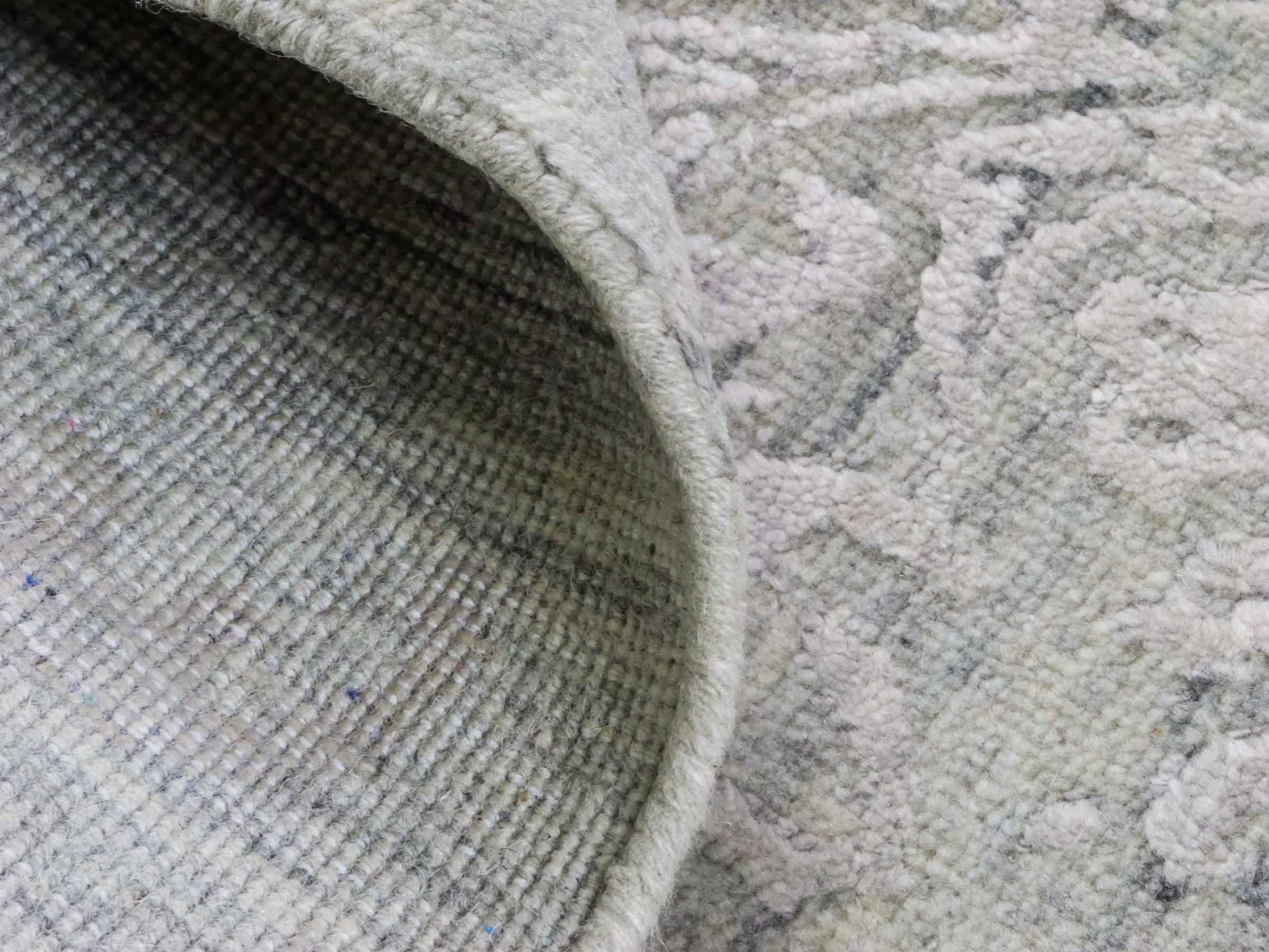 Handgeknüpfter Damask Orientteppich von Khademi aus Wolle mit Viskose, grau, blaugrau. Modernes Vintage-Design. Von Hand geknüpft in Indien. Größe: 203x145cm. Teppichnummer: KB4-1701. Verkauf durch Jupiter Intl.