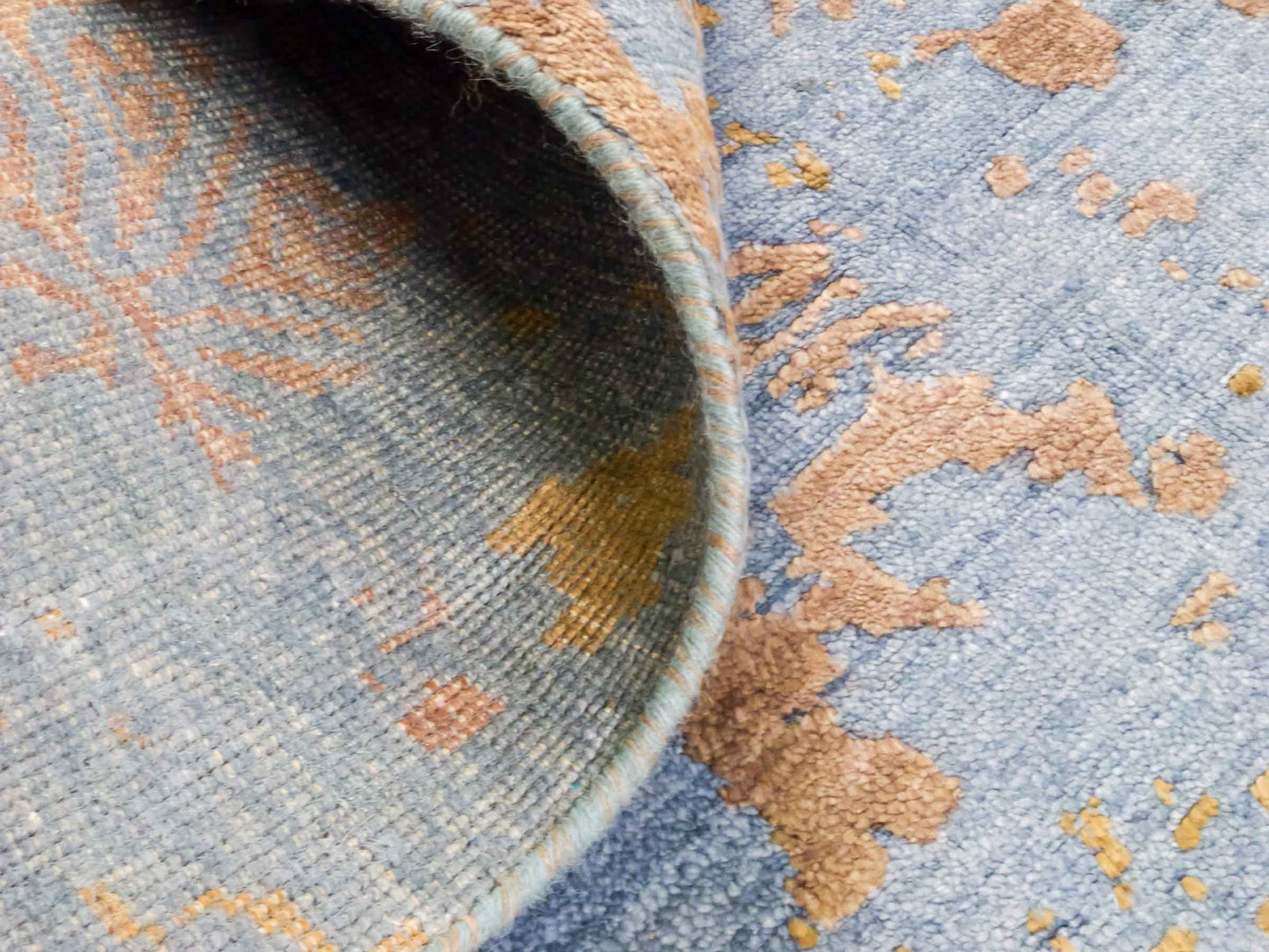 Handgeknüpfter Damask Orientteppich von Khademi aus Wolle mit Viskose, blau, khaki. Modernes Vintage-Design. Von Hand geknüpft in Indien. Größe: 204x145cm. Teppichnummer: KB4-1622. Verkauf durch Jupiter Intl.