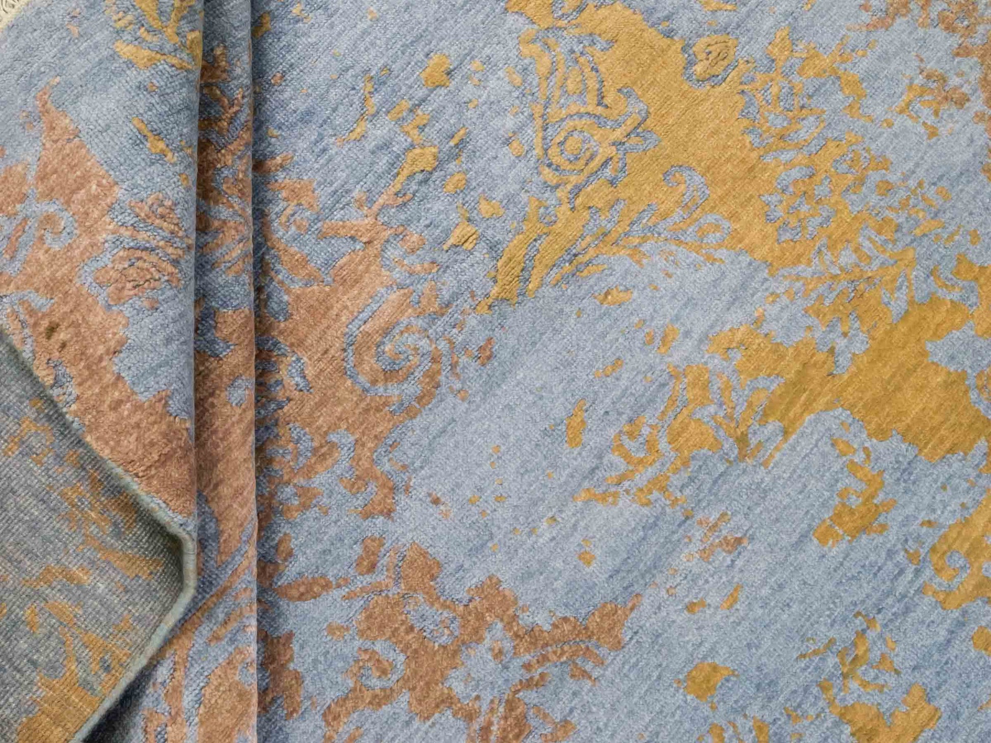 Handgeknüpfter Damask Orientteppich von Khademi aus Wolle mit Viskose, blau, khaki. Modernes Vintage-Design. Von Hand geknüpft in Indien. Größe: 204x145cm. Teppichnummer: KB4-1622. Verkauf durch Jupiter Intl.