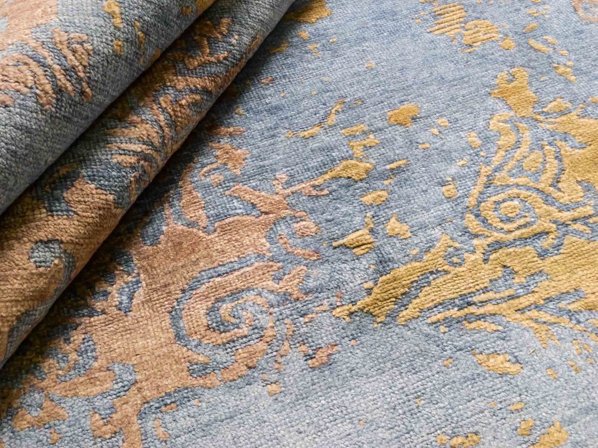 Handgeknüpfter Damask Orientteppich von Khademi aus Wolle mit Viskose, blau, khaki. Modernes Vintage-Design. Von Hand geknüpft in Indien. Größe: 204x145cm. Teppichnummer: KB4-1622. Verkauf durch Jupiter Intl.