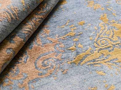 Handgeknüpfter Damask Orientteppich von Khademi aus Wolle mit Viskose, blau, khaki. Modernes Vintage-Design. Von Hand geknüpft in Indien. Größe: 204x145cm. Teppichnummer: KB4-1622. Verkauf durch Jupiter Intl.