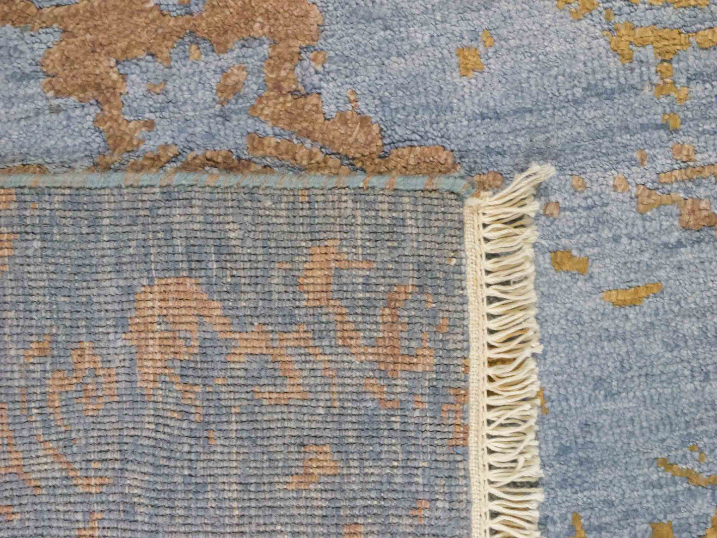 Handgeknüpfter Damask Orientteppich von Khademi aus Wolle mit Viskose, blau, khaki. Modernes Vintage-Design. Von Hand geknüpft in Indien. Größe: 204x145cm. Teppichnummer: KB4-1622. Verkauf durch Jupiter Intl.