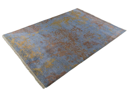 Handgeknüpfter Damask Orientteppich von Khademi aus Wolle mit Viskose, blau, khaki. Modernes Vintage-Design. Von Hand geknüpft in Indien. Größe: 204x145cm. Teppichnummer: KB4-1622. Verkauf durch Jupiter Intl.