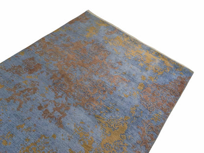 Handgeknüpfter Damask Orientteppich von Khademi aus Wolle mit Viskose, blau, khaki. Modernes Vintage-Design. Von Hand geknüpft in Indien. Größe: 204x145cm. Teppichnummer: KB4-1622. Verkauf durch Jupiter Intl.