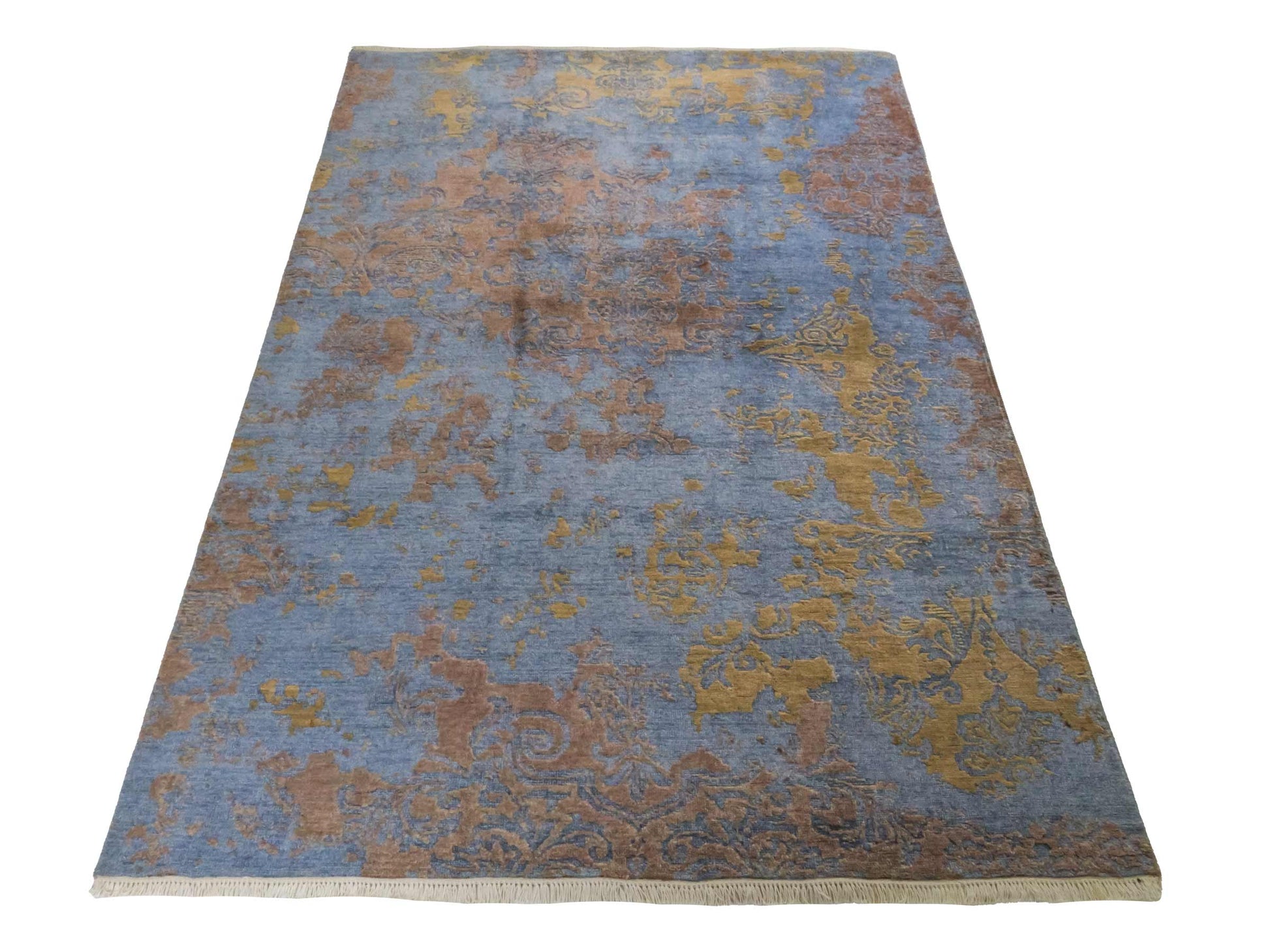 Handgeknüpfter Damask Orientteppich von Khademi aus Wolle mit Viskose, blau, khaki. Modernes Vintage-Design. Von Hand geknüpft in Indien. Größe: 204x145cm. Teppichnummer: KB4-1622. Verkauf durch Jupiter Intl.