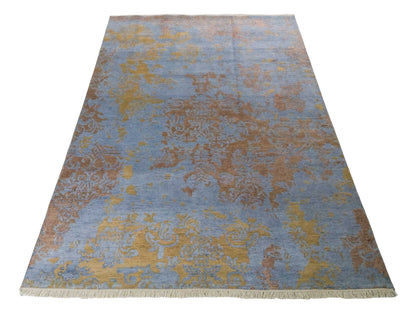 Handgeknüpfter Damask Orientteppich von Khademi aus Wolle mit Viskose, blau, khaki. Modernes Vintage-Design. Von Hand geknüpft in Indien. Größe: 204x145cm. Teppichnummer: KB4-1622. Verkauf durch Jupiter Intl.