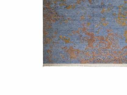 Handgeknüpfter Damask Orientteppich von Khademi aus Wolle mit Viskose, blau, khaki. Modernes Vintage-Design. Von Hand geknüpft in Indien. Größe: 204x145cm. Teppichnummer: KB4-1622. Verkauf durch Jupiter Intl.