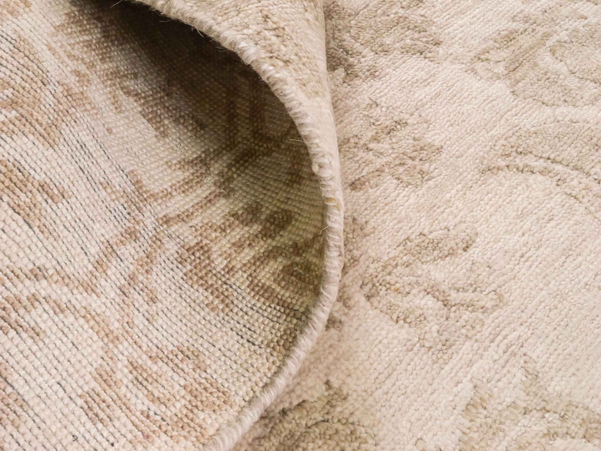 Handgeknüpfter Damask Orientteppich von Khademi aus Wolle mit Viskose, cremeweiß, beige. Modernes Vintage-Design. Von Hand geknüpft in Indien. Größe: 206x143cm. Teppichnummer: KB4-1619. Verkauf durch Jupiter Intl.