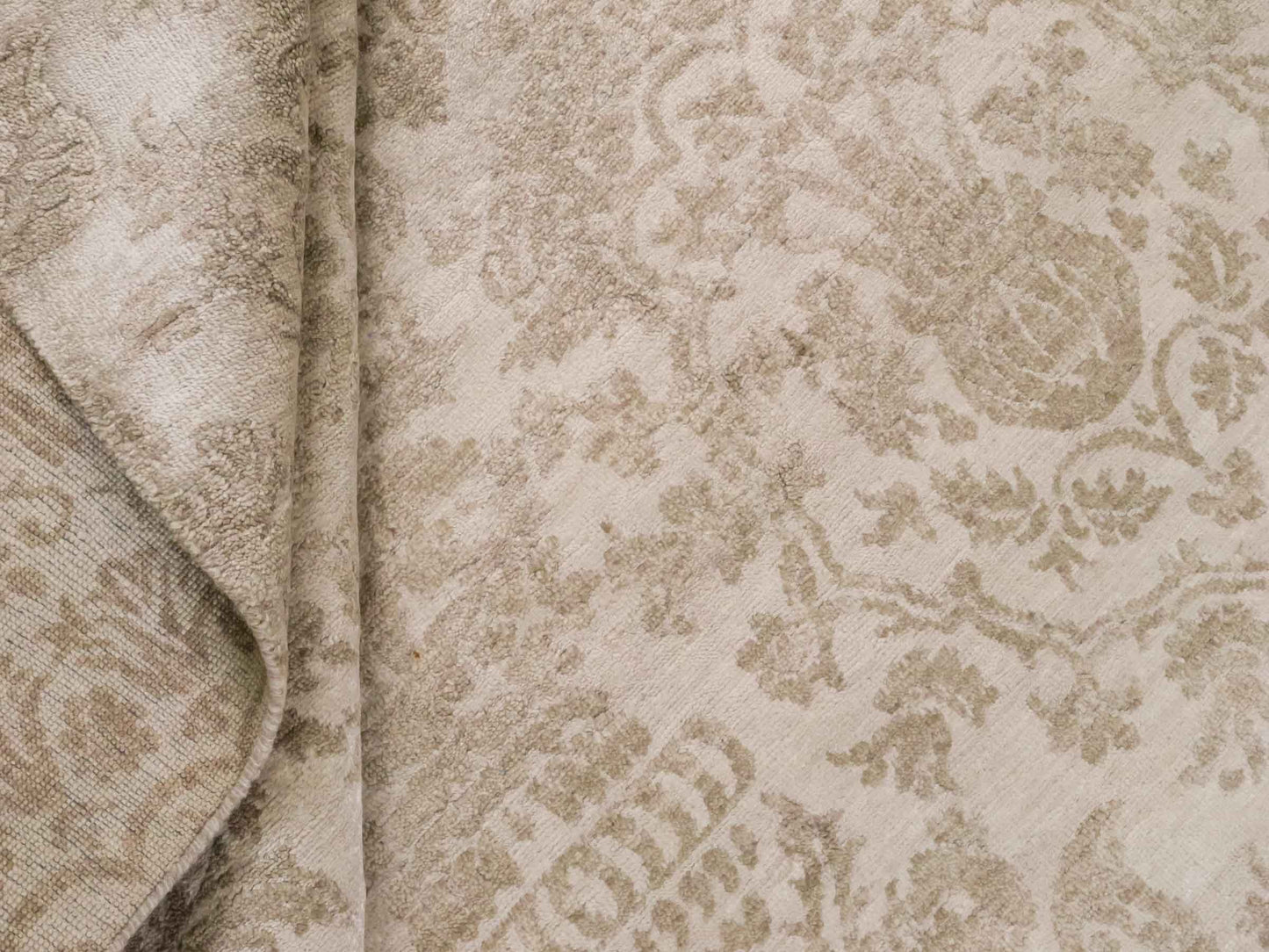 Handgeknüpfter Damask Orientteppich von Khademi aus Wolle mit Viskose, cremeweiß, beige. Modernes Vintage-Design. Von Hand geknüpft in Indien. Größe: 206x143cm. Teppichnummer: KB4-1619. Verkauf durch Jupiter Intl.