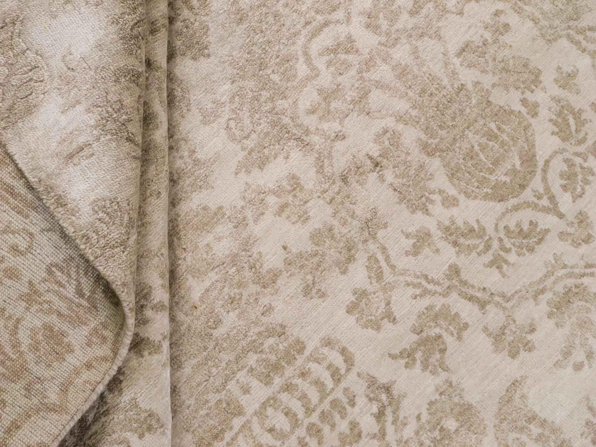 Handgeknüpfter Damask Orientteppich von Khademi aus Wolle mit Viskose, cremeweiß, beige. Modernes Vintage-Design. Von Hand geknüpft in Indien. Größe: 206x143cm. Teppichnummer: KB4-1619. Verkauf durch Jupiter Intl.