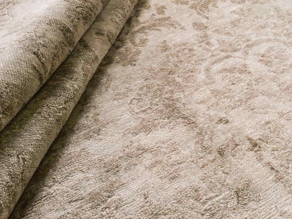 Handgeknüpfter Damask Orientteppich von Khademi aus Wolle mit Viskose, cremeweiß, beige. Modernes Vintage-Design. Von Hand geknüpft in Indien. Größe: 206x143cm. Teppichnummer: KB4-1619. Verkauf durch Jupiter Intl.