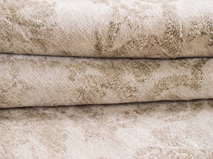 Handgeknüpfter Damask Orientteppich von Khademi aus Wolle mit Viskose, cremeweiß, beige. Modernes Vintage-Design. Von Hand geknüpft in Indien. Größe: 206x143cm. Teppichnummer: KB4-1619. Verkauf durch Jupiter Intl.