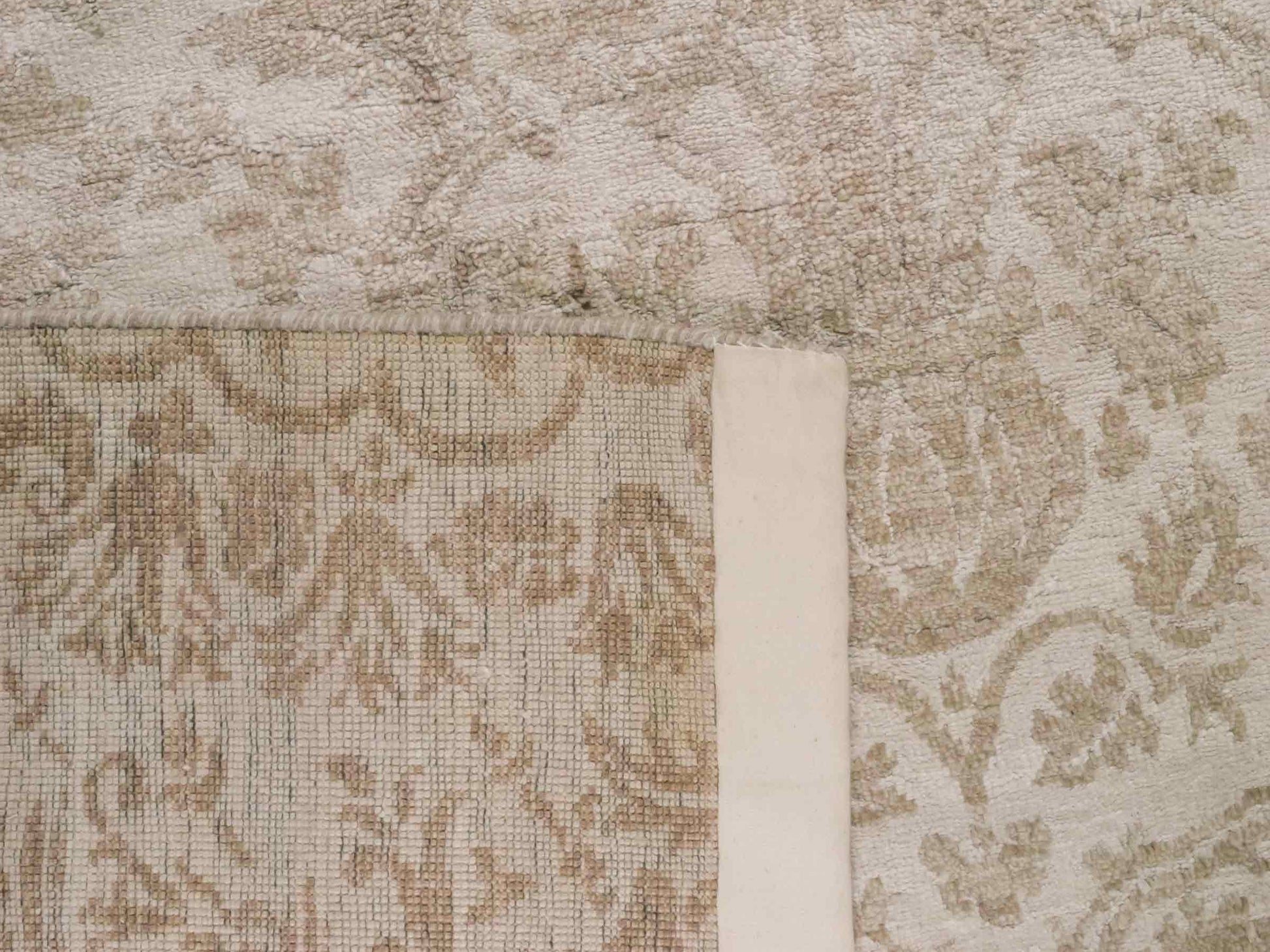 Handgeknüpfter Damask Orientteppich von Khademi aus Wolle mit Viskose, cremeweiß, beige. Modernes Vintage-Design. Von Hand geknüpft in Indien. Größe: 206x143cm. Teppichnummer: KB4-1619. Verkauf durch Jupiter Intl.
