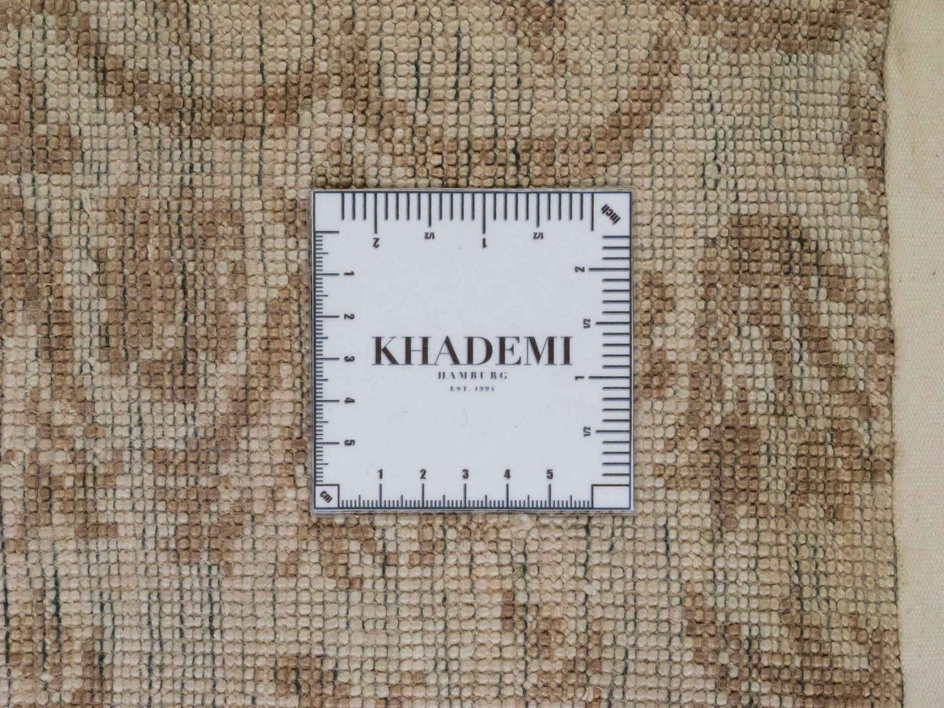 Handgeknüpfter Damask Orientteppich von Khademi aus Wolle mit Viskose, cremeweiß, beige. Modernes Vintage-Design. Von Hand geknüpft in Indien. Größe: 206x143cm. Teppichnummer: KB4-1619. Verkauf durch Jupiter Intl.