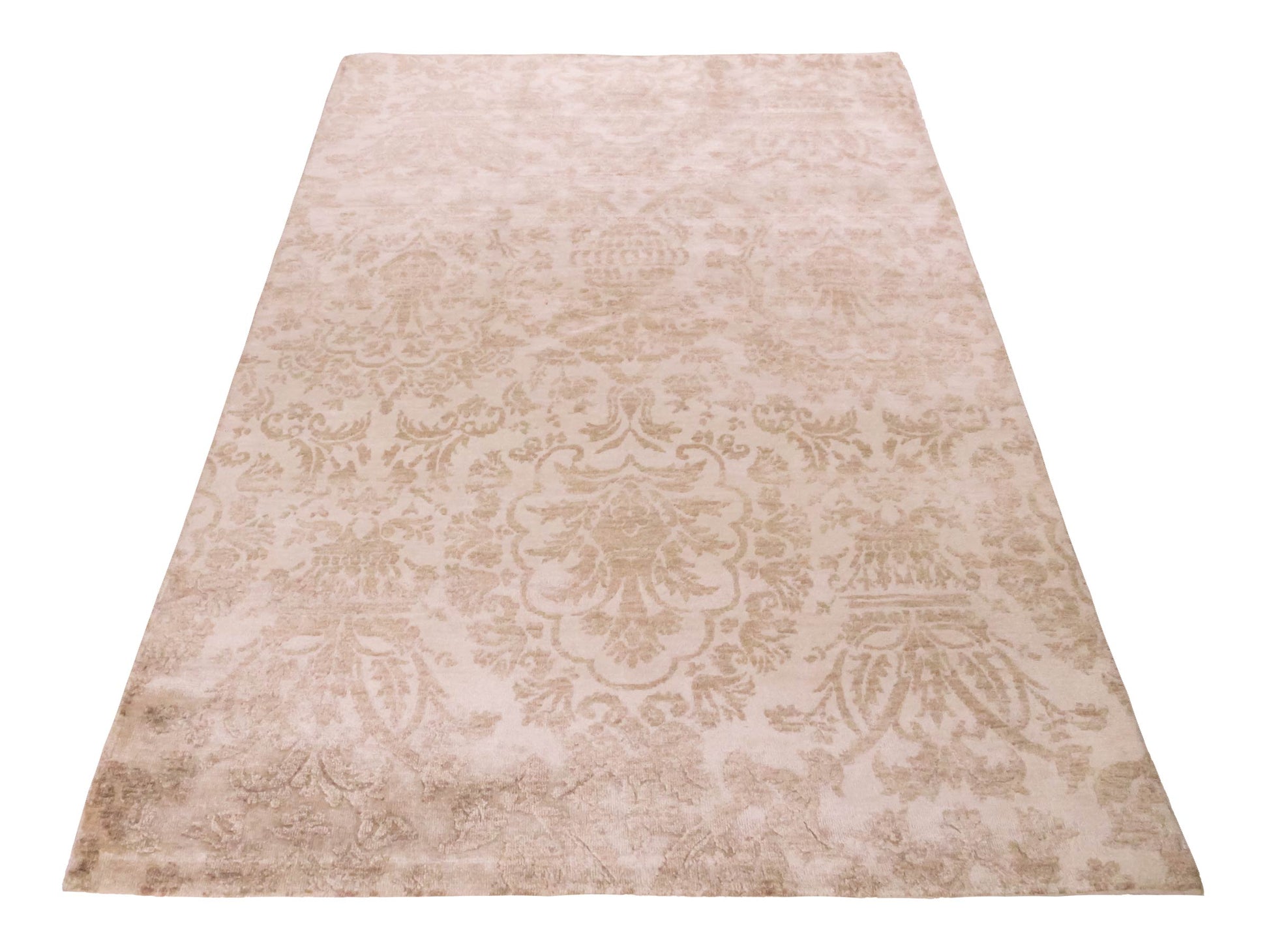 Handgeknüpfter Damask Orientteppich von Khademi aus Wolle mit Viskose, cremeweiß, beige. Modernes Vintage-Design. Von Hand geknüpft in Indien. Größe: 206x143cm. Teppichnummer: KB4-1619. Verkauf durch Jupiter Intl.