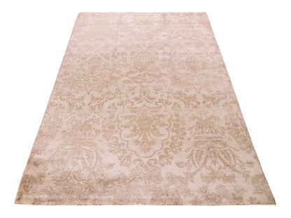 Handgeknüpfter Damask Orientteppich von Khademi aus Wolle mit Viskose, cremeweiß, beige. Modernes Vintage-Design. Von Hand geknüpft in Indien. Größe: 206x143cm. Teppichnummer: KB4-1619. Verkauf durch Jupiter Intl.
