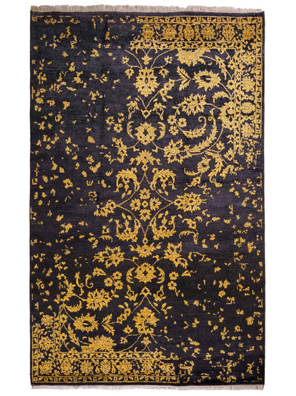 Handgeknüpfter Damask Orientteppich von Khademi aus Wolle mit Viskose, schwarz, gold. Modernes Vintage-Design. Von Hand geknüpft in Indien. Größe: 206x149cm. Teppichnummer: KB4-1625. Verkauf durch Jupiter Intl.